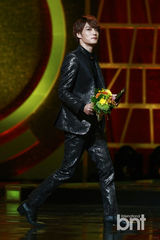 组图：金在中红毯脱衣吐舌逗粉丝 获奖感谢自己