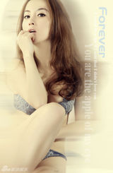 组图：于艾熙小洋装秀美肩 散发成熟女性性感魅力