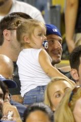 组图：小贝化身奶爸哄女儿 小七捏脸抢帽玩老爸