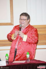 组图：万梓良演话剧《茶馆》 患糖尿病少吃淀粉