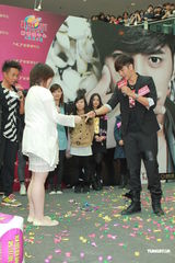 组图：罗志祥签唱会歌迷热情 现场玩自拍抱抱