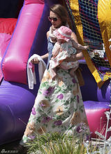 组图：杰西卡-阿尔芭长裙搭牛仔背心 带女儿玩耍