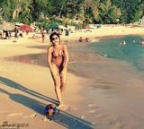 组图：蕾哈娜携绯闻女友沙滩玩足球大秀好身材