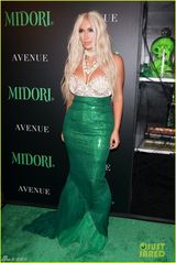 组图：万圣节变装秀 卡戴珊变人鱼帕里斯穿扑克装