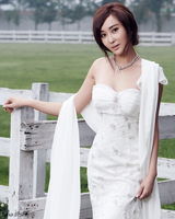 组图：杜若溪冰雪写真 白裙优雅小露性感