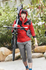 高清组图：七封柳演锡户外写真 变身运动型男