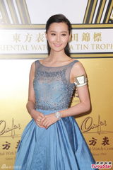 组图：陈法拉携港姐出席活动露背装艳压全场