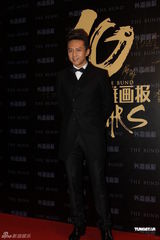 组图：邓超出席颁奖礼成焦点 希望儿子自由成长