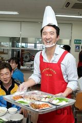 组图：韩星郑俊镐出席福利院分享活动献爱心