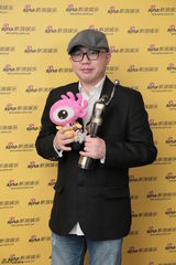 组图：金像奖得主后台秀奖杯 与小新合影