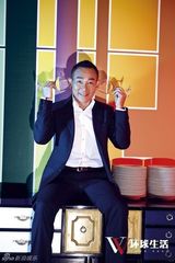 组图：林保怡拍首个内地封面 造型绅士眼神犀利         