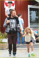 组图：酷玩主唱背儿带女逛超市 酷帅不再变萌爸