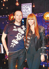 幻灯图：皮特与旧爱安妮斯顿携手众星海地义演