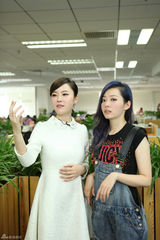 组图：张靓颖快闪入侵新浪 入职一天客串主编