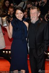 组图：《雪国列车》韩女星高雅星蓝裙微笑现身