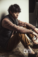 组图：韩歌手郑俊英时尚写真 展休闲绅士风