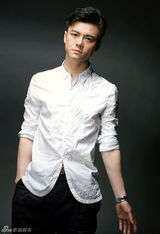 组图：唐以诺简约休闲写真 率性展现男儿本色