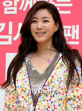 组图：韩星金莎朗签名会金裙性感 一颦一笑风情万种