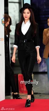 组图：少女时代IU助阵《冠军秀》百回纪念直播