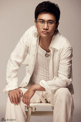 组图：宋柳纯白写真尽显轻熟儒雅魅力