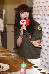 组图：蔡健雅中英双碟齐发 做蛋糕手艺获称赞