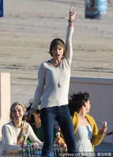 组图：泰勒踩超市推车与闺蜜海边嬉戏玩闹