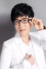 组图：曾春年休闲西装亮相 时尚装扮帅气硬朗