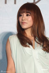 组图：丁当新碟出炉性感开唱 自曝择偶标准像周华健