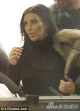 组图：卡戴珊机场紧抱爱女 小家伙大眼浑圆可爱