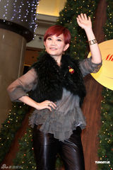 组图：梁静茹为圣诞树点灯 新专辑造型吓到歌迷