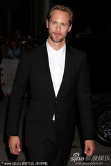 《梅奇知道什么》首映 朱丽安-摩尔深V裙性感高贵