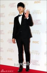 组图：MBC演技大赏女星性感 曹承佑获大奖