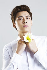 组图：李易峰简约风写真 显纯真儒雅气质