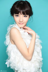 组图：白卉子曝纯美写真 清新淡雅如茉莉