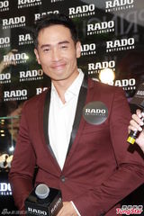 组图：佘诗曼暴瘦露肉秀美背 不慎露隐形内衣