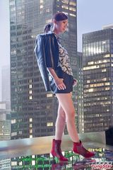 组图：阿Sa(蔡卓妍)广告大片扮女机师过足戏癮