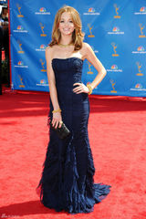 高清图：艾美奖红毯 杰斯-琳吉斯深蓝露肩礼服