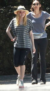 组图：范宁姐妹花户外度周末 运动装扮简单随性