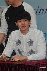 组图：韩国组合2am香港办签名会 人气爆棚粉丝众多