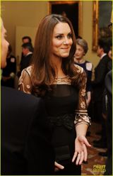 组图：凯特接见伦敦奥运获奖者 复古花边裙优雅亲切