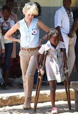 组图：娜奥米-沃兹新片演戴安娜 戴妃做慈善剧照曝光