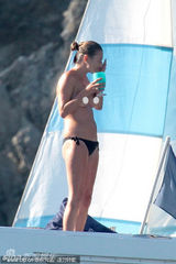 组图：凯特-莫斯游艇日光浴全裸玉珠微颤