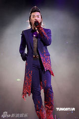 高清组图：郑伊健演唱会 舒淇登台与其热吻