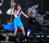 组图：贾斯汀女友开唱大卖性感 美艳歌姬低胸露腿