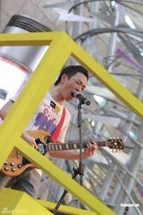 组图：黄贯中街头激情开唱 代24味成员否认斗殴