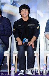 组图：《华颐》主创与观众互动 吕珍九抱粉丝