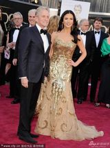 组图：凯瑟琳-泽塔琼斯携老公道格拉斯秀恩爱