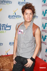 组图：吴克群来港宣传新专辑没见绯闻女友钟欣桐