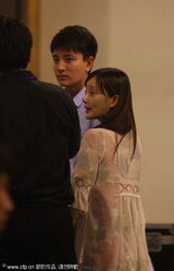 组图：李小璐素颜凸肚与贾乃亮婚前彩排