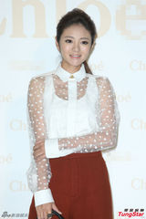 组图：安以轩斑点透明装亮相 红色长裤优雅干练